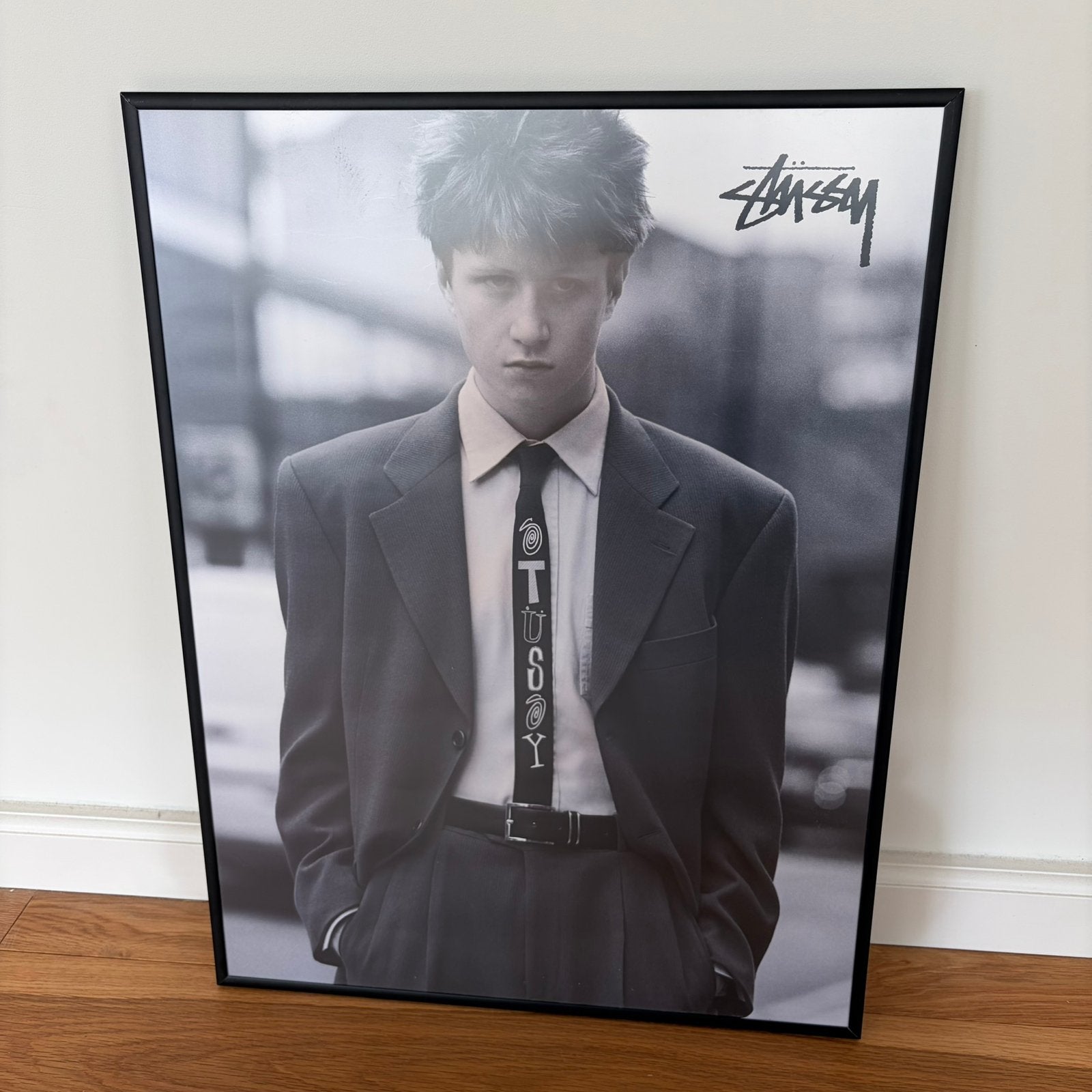 Stüssy poster zwart-wit in zwarte aluminium lijst 47 x 62 cm, Met lijst, Ophalen of Verzenden, A1 t/m A3, Rechthoekig Staand