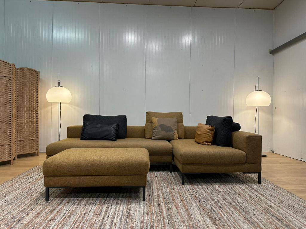 ZGAN Design on Stock Aikon Lounge Hoekbank + Poef NP: €8.500, 250 tot 300 cm, Hoekbank, Design on Stock, Ophalen of Verzenden