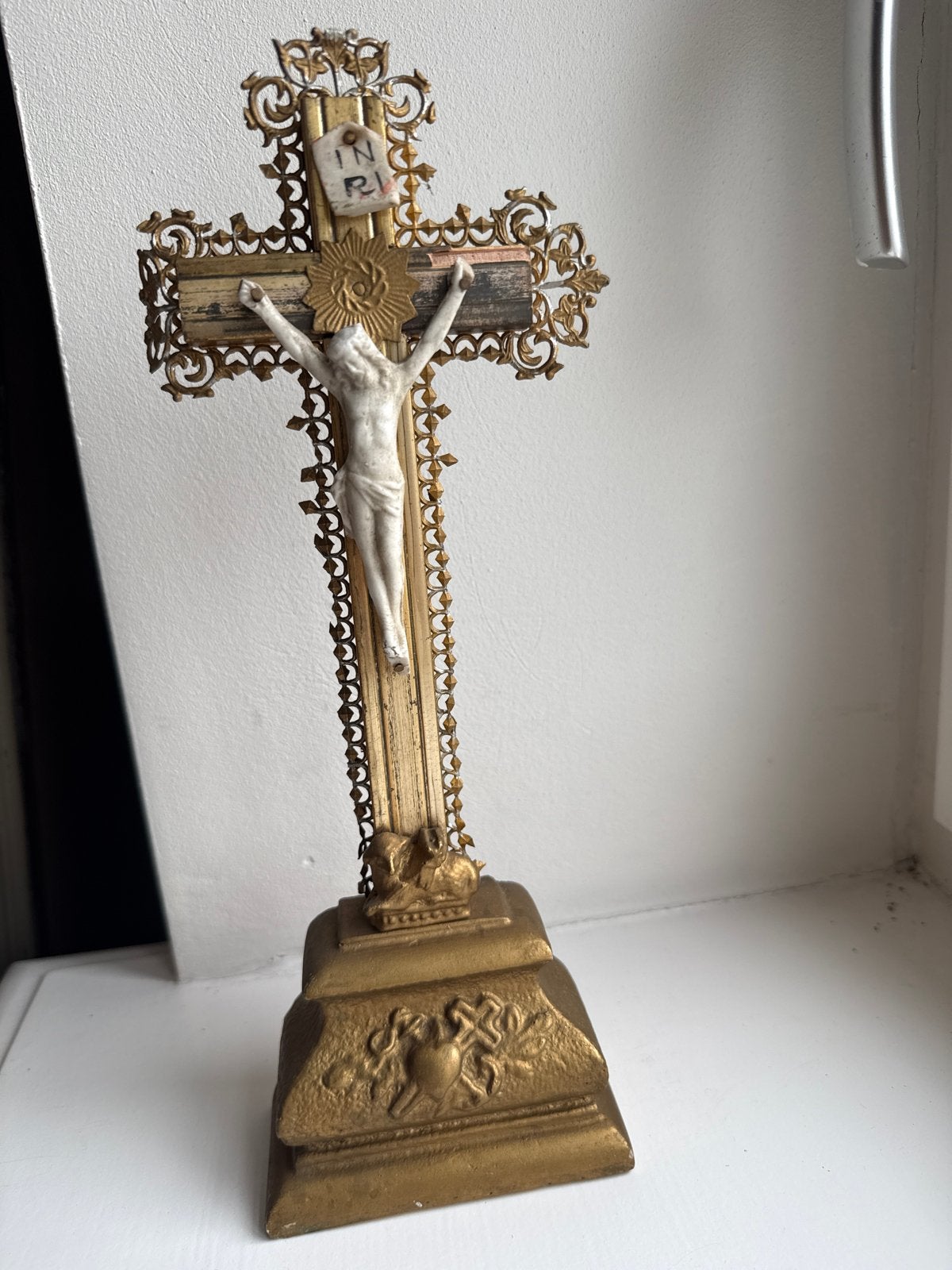 Antiek Kruisbeeld met Jezusfiguur en INRI-bordje, Ophalen of Verzenden