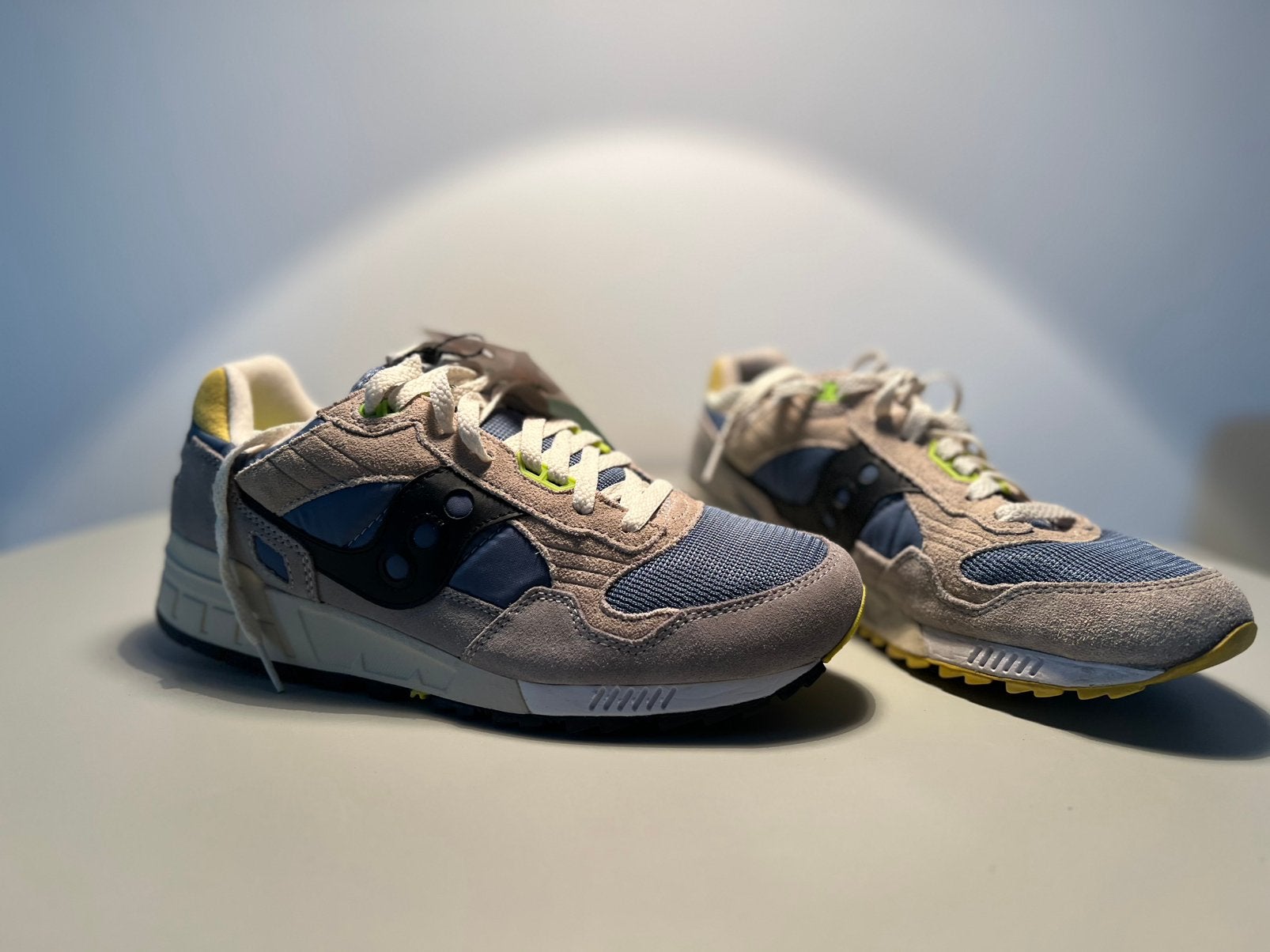 Onpaar sneakers van Saucony. Links maat 42, rechts maat 43., Ophalen of Verzenden, Nieuw, Blauw, Sneakers of Gympen