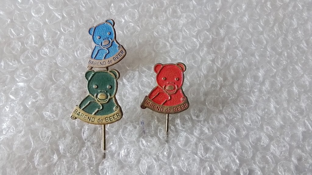 3 verschillende kleuren speldjes barend de beer, Verzamelen, Ophalen of Verzenden, Zo goed als nieuw, Overige onderwerpen
