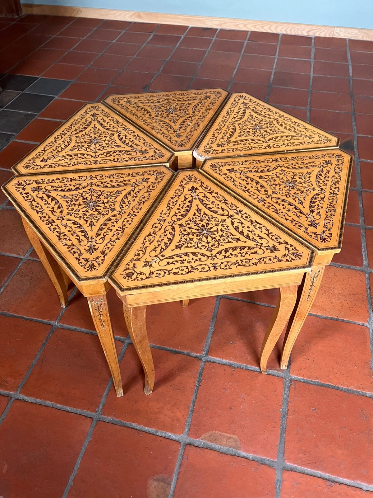 Mid-century Italiaanse Sorrento Muziekdoos Bijzettafels, Gebruikt, Mid-Century, Rococco, 55 tot 75 cm, Overige vormen