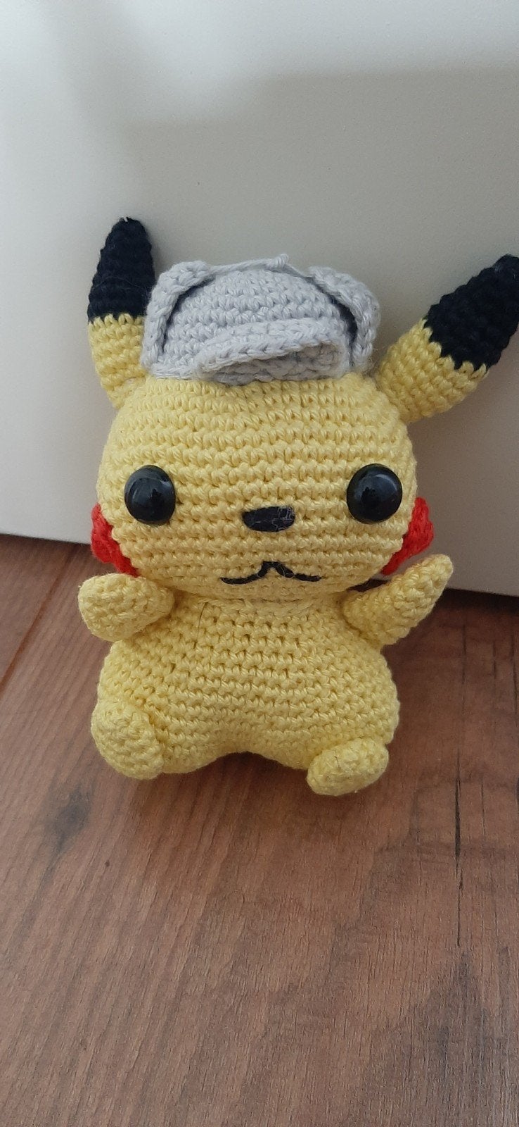 Handgemaakte Amigurumi Detective Pikachu - 10 cm, Overige merken, Geel, Nieuw, Ophalen of Verzenden