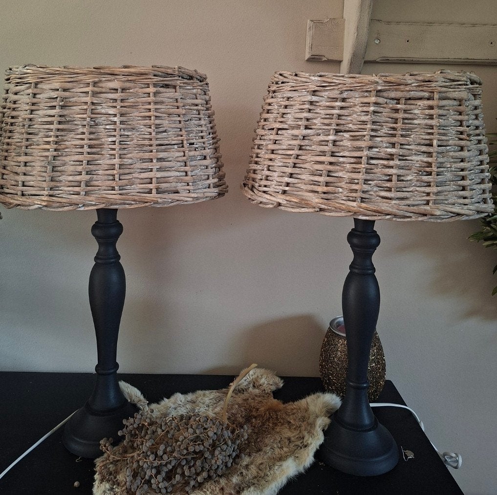 Set van 2 tafellampen met matzwarte poten en rieten kappen, Huis en Inrichting, Lampen | Tafellampen, Ophalen of Verzenden