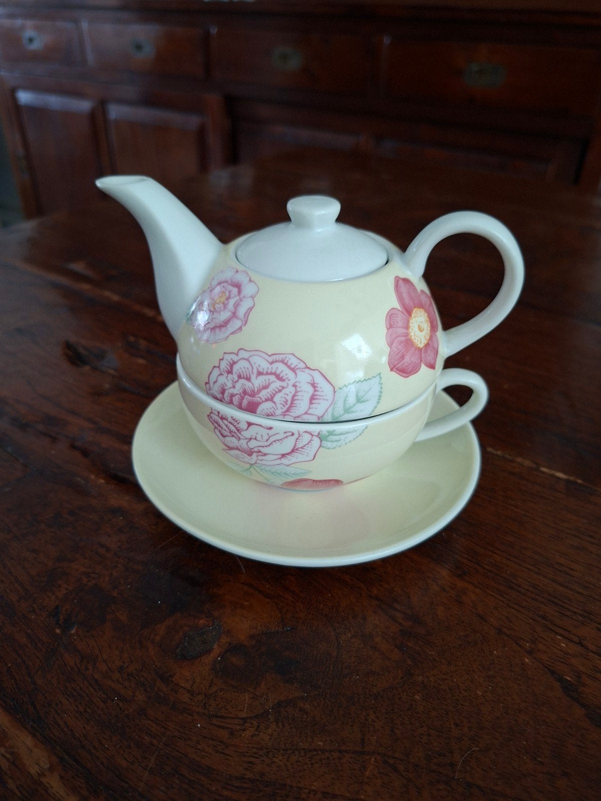 Thee voor één set - Theepot, kop en schotel met bloemen, Nieuw, Ophalen of Verzenden, Overige stijlen, Kop(pen) en/of Schotel(s)