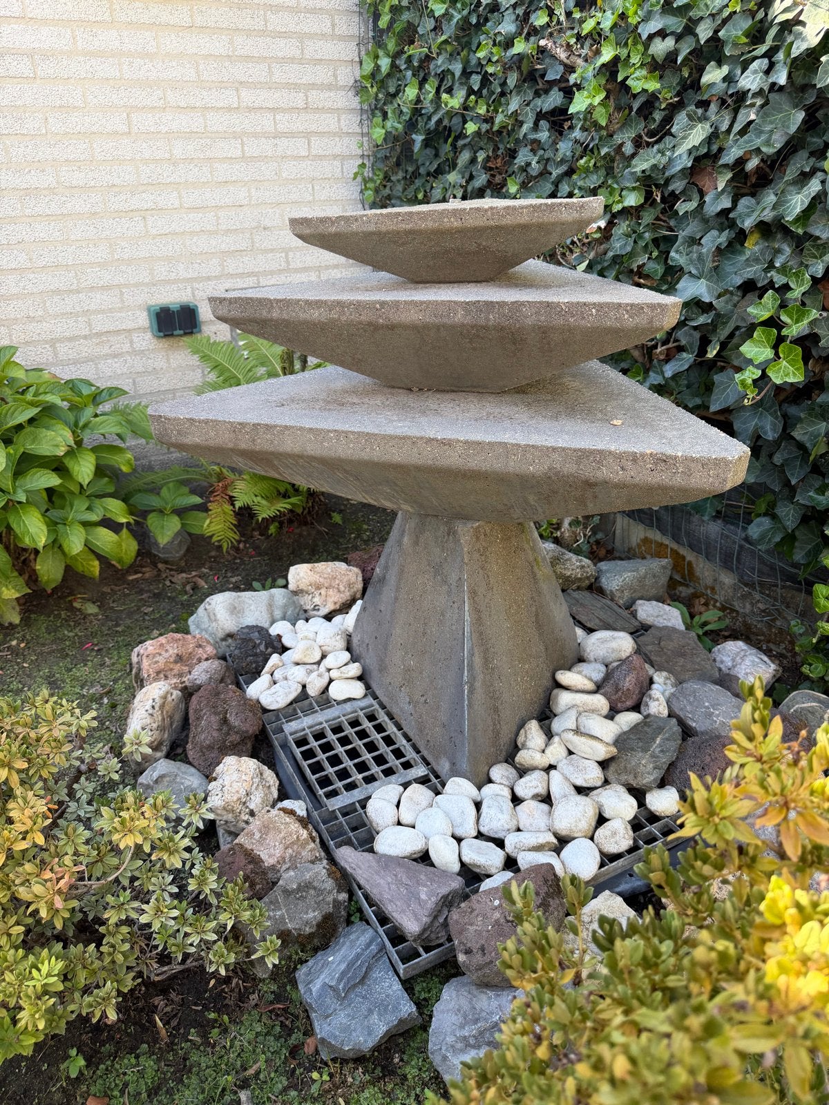 Betonnen waterornament met drie niveaus en stenen, Ophalen, Gebruikt, Beton, Waterornament