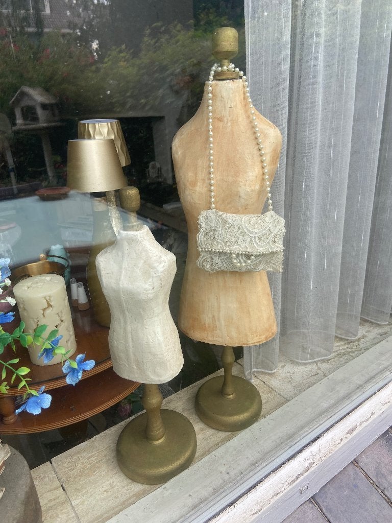 2 Paspoppen van papie rmache gemaakt, Ophalen