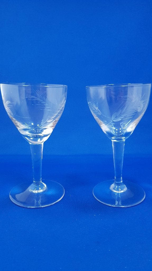 2x Vintage gegraveerd likeurglas met aren motief. 4A32, Tweedehands verkoop, Tweedehands verkoop, Gebruikt, Ophalen of Verzenden