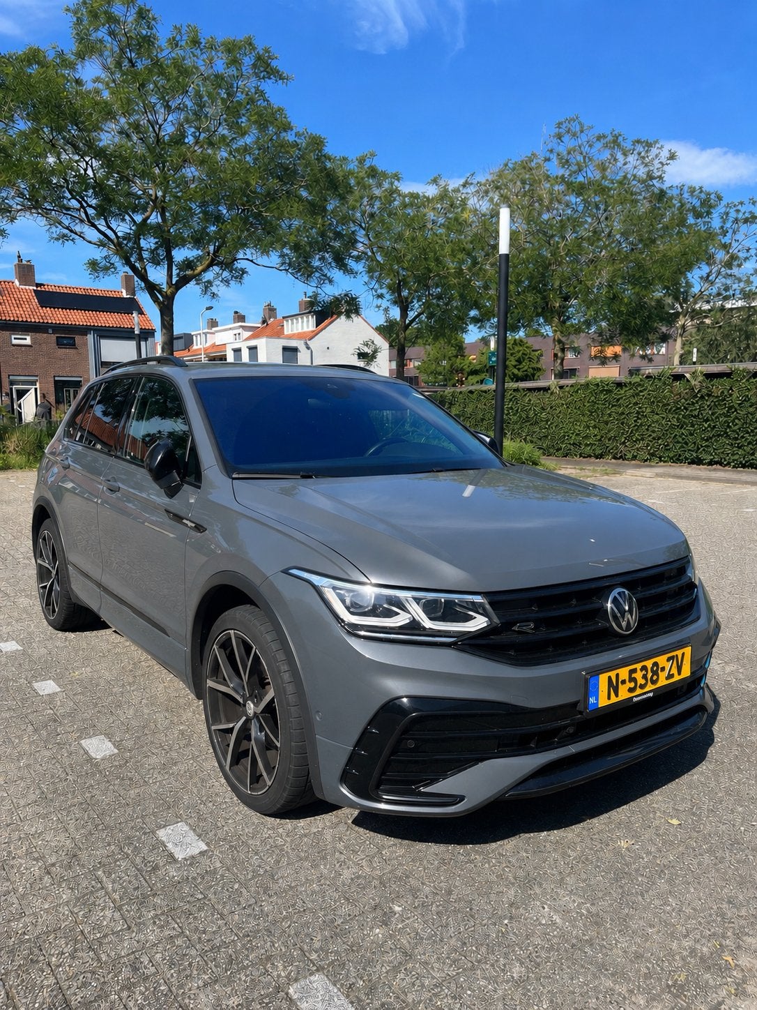 Volkswagen Tiguan 1.5 3x R-line TSI Pano Dolphin Grey Leder, 1441 kg, Zwart, 4 cilinders, 75 €/maand