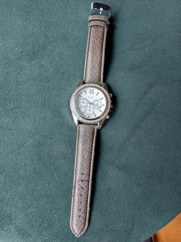 Zilverkleurig horloge met steentjes, Sieraden, Tassen en Uiterlijk, Horloges | Dames, Ophalen of Verzenden, Staal, Overige merken