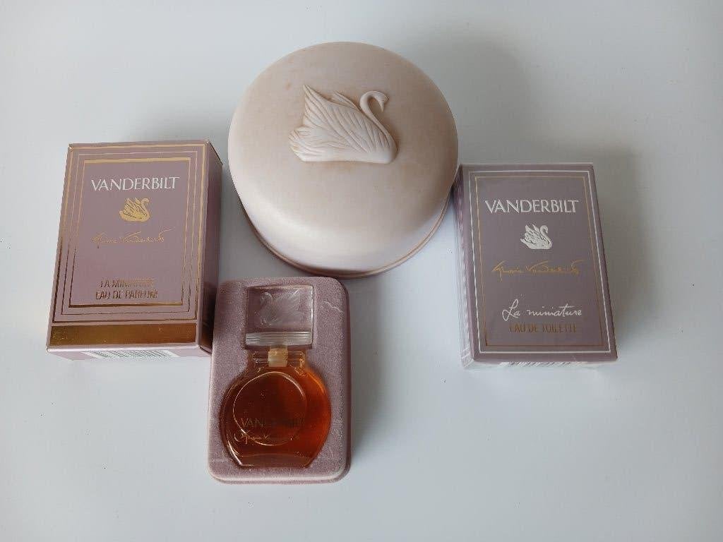 OLD VERSION Gloria Vanderbilt eau de parfum, talkpoeder en, Ophalen of Verzenden, Nieuw, Overige typen, Gevuld
