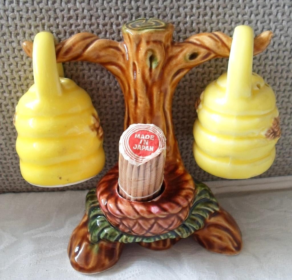Peper en zoutstel. 2 bijenkorven hangend aan takken. Vintage, Keramiek, Overige typen, Ophalen of Verzenden, Zo goed als nieuw