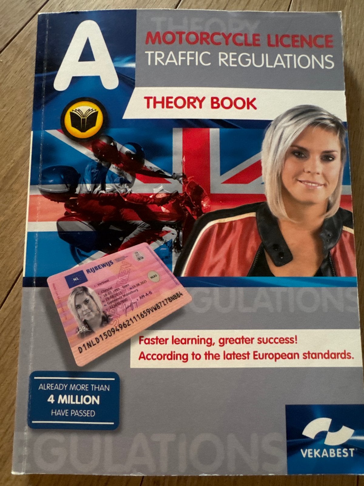 Engels motorrijbewijs theorieboek + Verkeersborden, Boeken, Ophalen of Verzenden, Zo goed als nieuw, Overige niveaus
