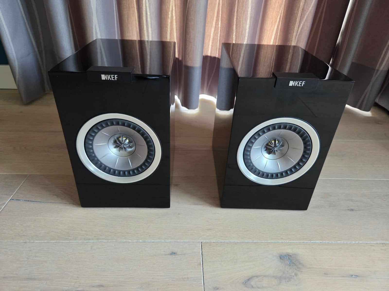 KEF R100 Boekenplank Luidsprekers - Zwart Glans, Audio, Tv en Foto, Luidsprekers, Basreflex, Ophalen of Verzenden, Zo goed als nieuw
