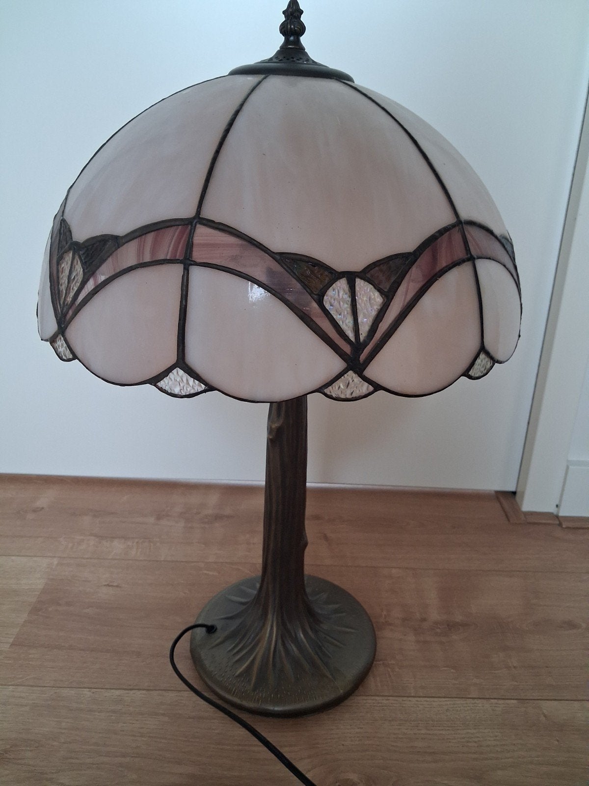 Tiffany Stijl Tafellamp met Glas-in-lood Kap, Antiek en Kunst, Antiek | Lampen, Ophalen