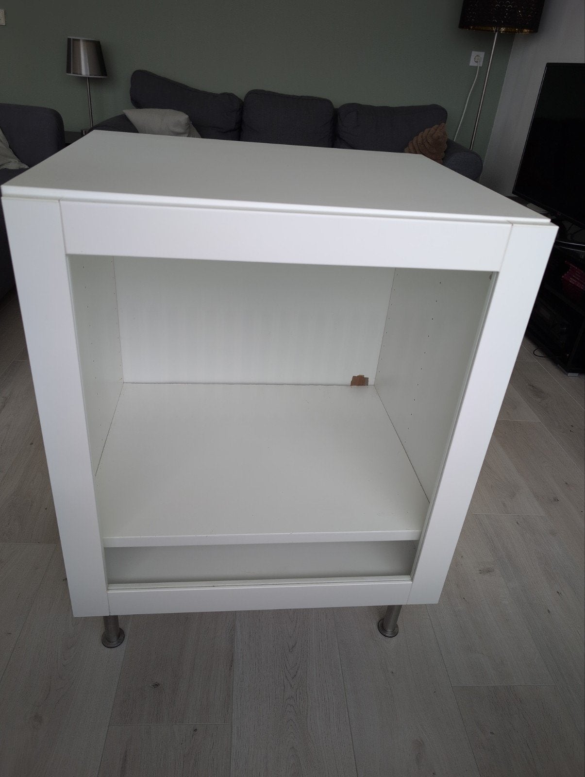 Ikea kast met glazen deur en inlegplank op hoge poten, Ophalen, Gebruikt