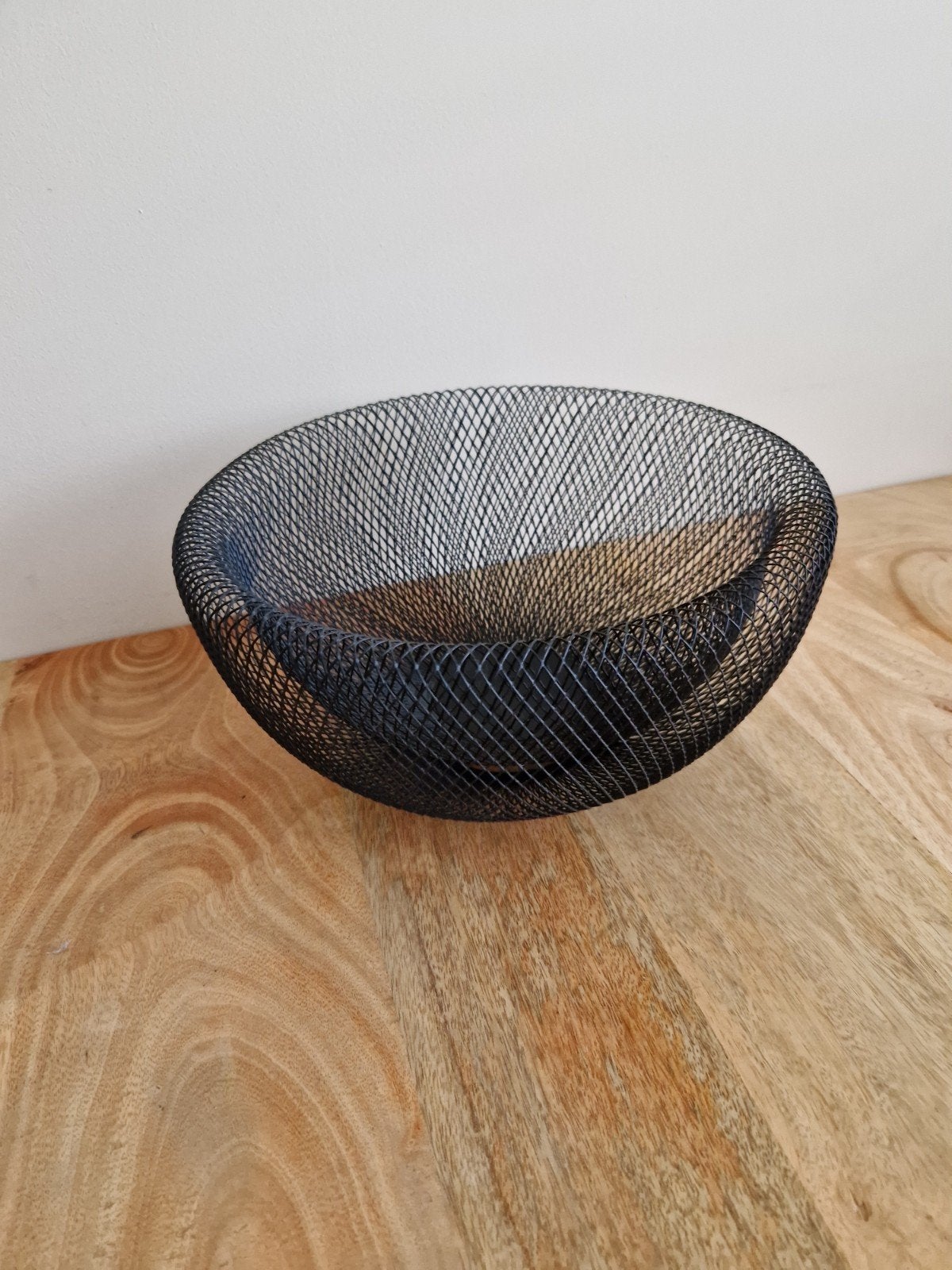 Zwarte metalen schaal - decoratief en modern, Schaal, Rond, Ophalen of Verzenden, Zo goed als nieuw
