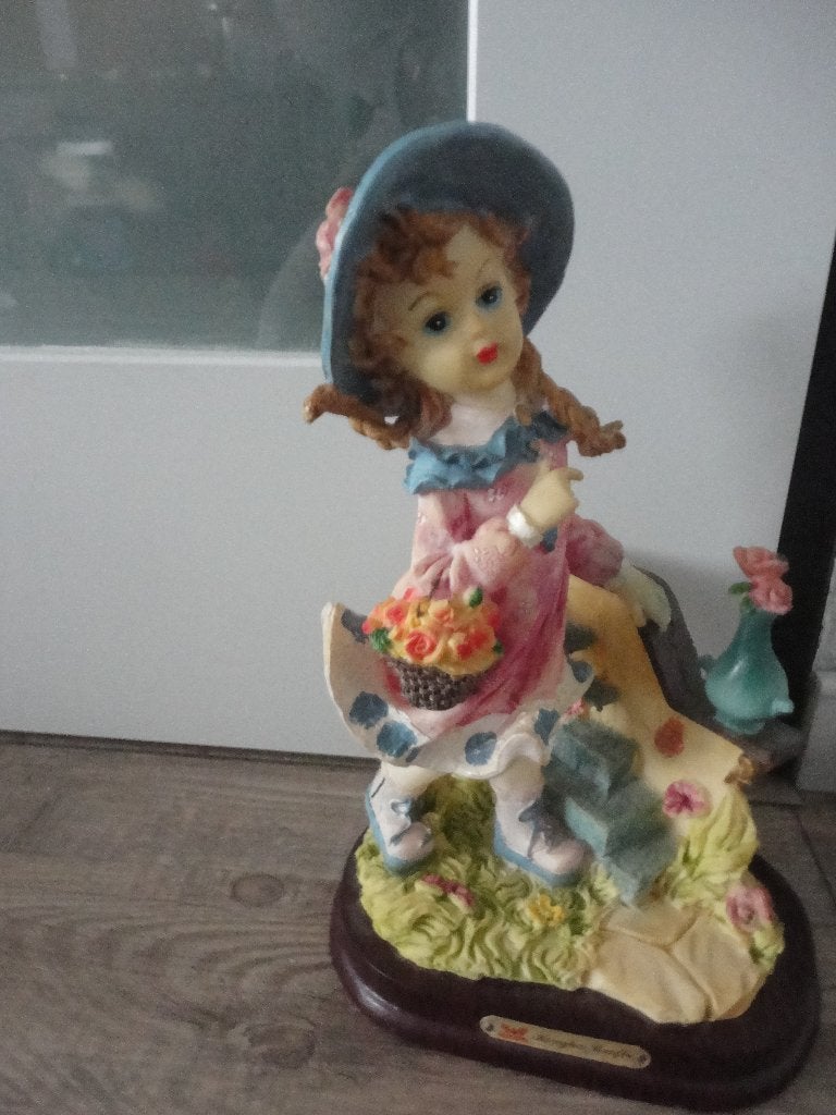 TE KOOP MOOI GROOT BEELD MEISJE / 26 CM H//HENGHU  CRAFTS, Ophalen of Verzenden, 20 - 50 cm, Gemerkt, Overige materialen