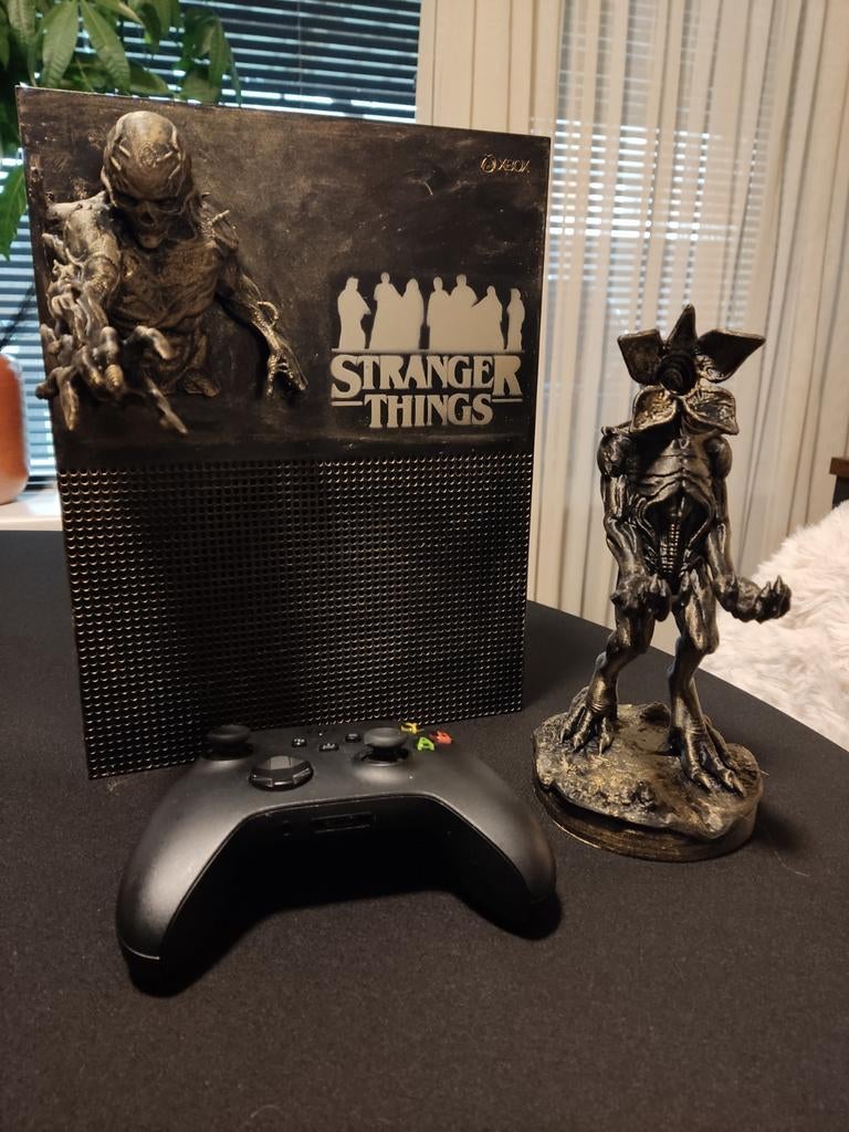 UNIEKE Stranger Things Custom Xbox One S All-Digital (1TB), Spelcomputers en Games, Spelcomputers | Xbox One, Xbox One S All-digital