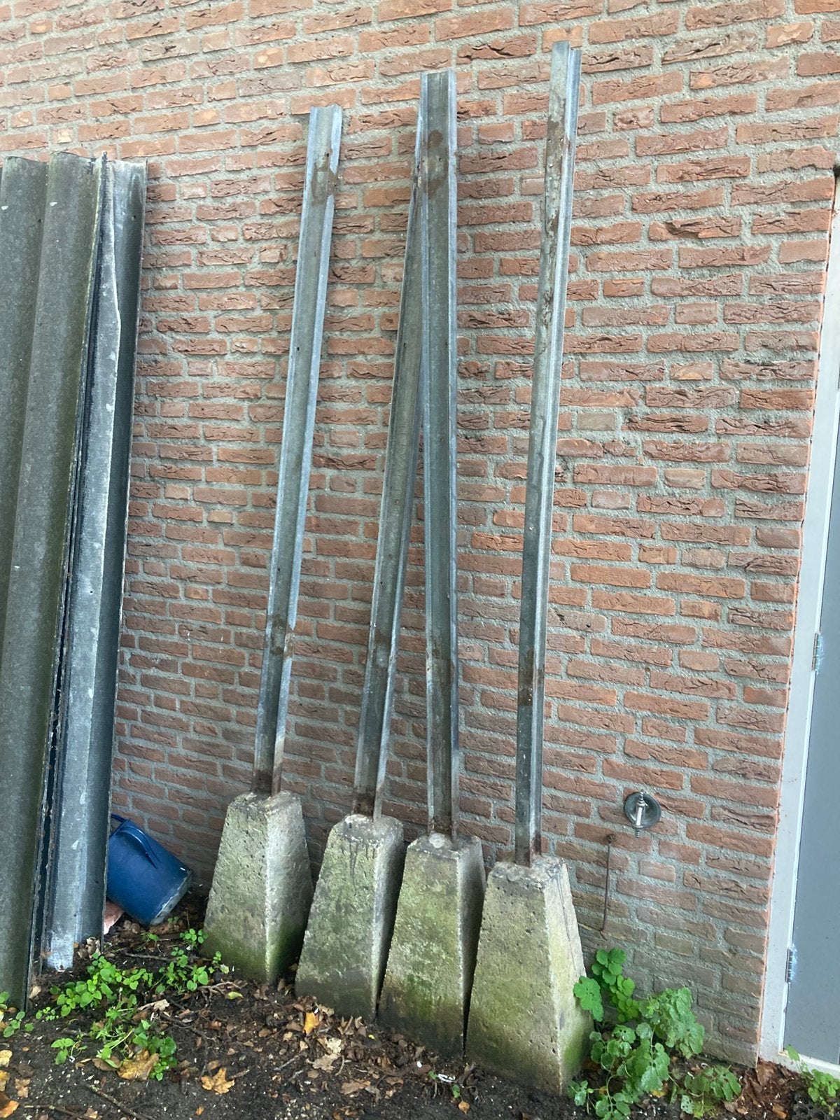4 ijzeren palen met beton poer, Tuin en Terras, Ophalen of Verzenden, Gebruikt