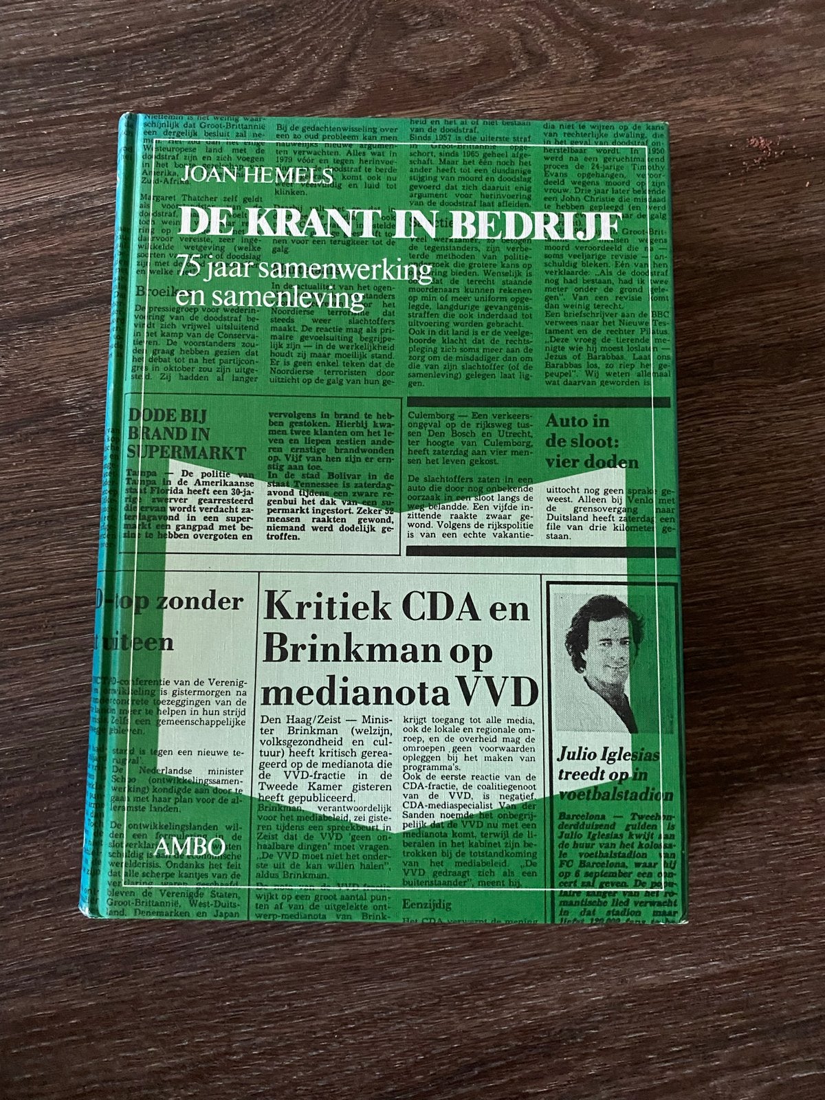 De Krant in Bedrijf - Joan Hemels, Ophalen of Verzenden, Zo goed als nieuw, Krant