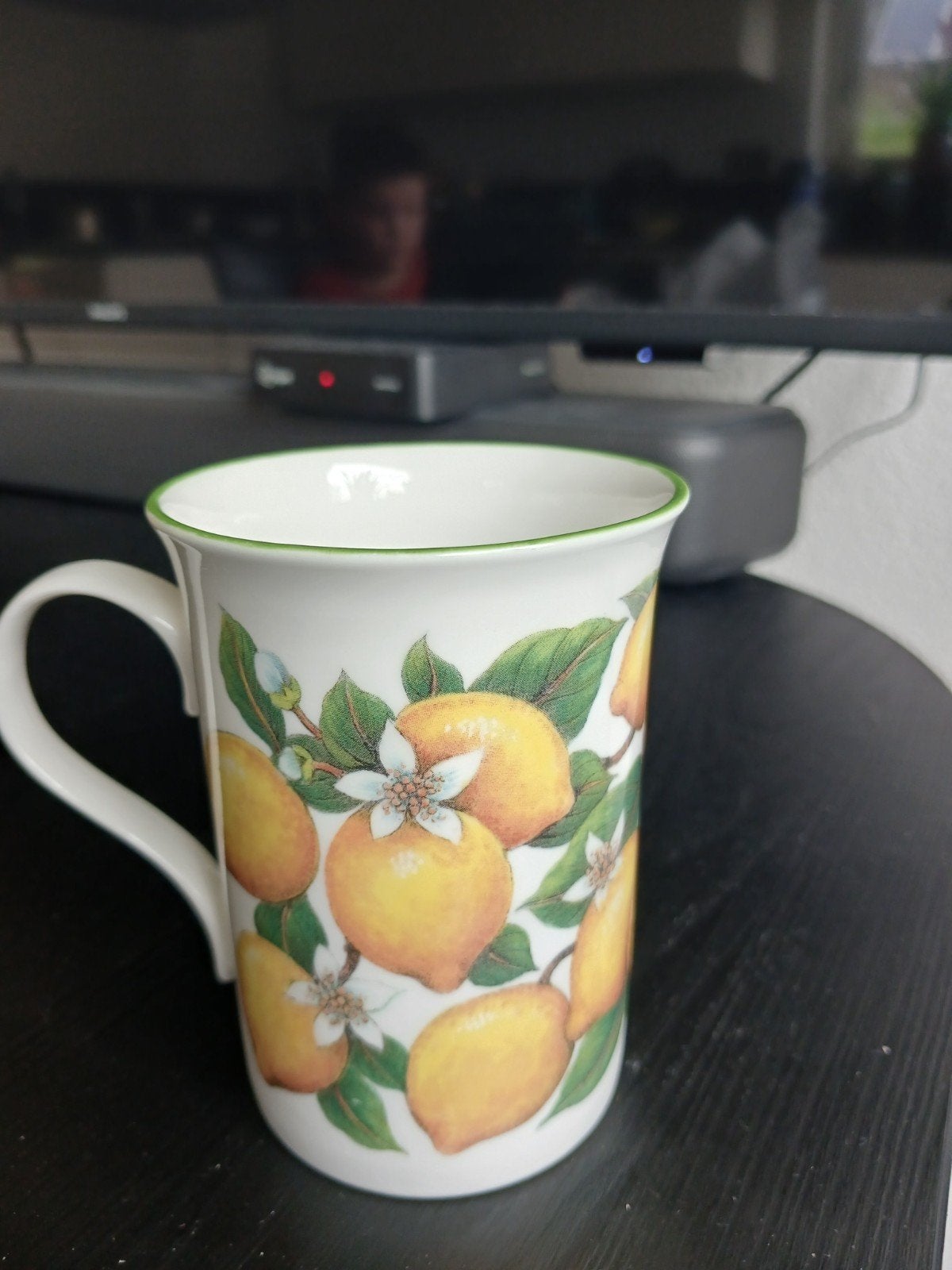 Mok met citroenprint - Crown Trent China, Ophalen of Verzenden, Zo goed als nieuw, Overige stijlen, Kop(pen) en/of Schotel(s)