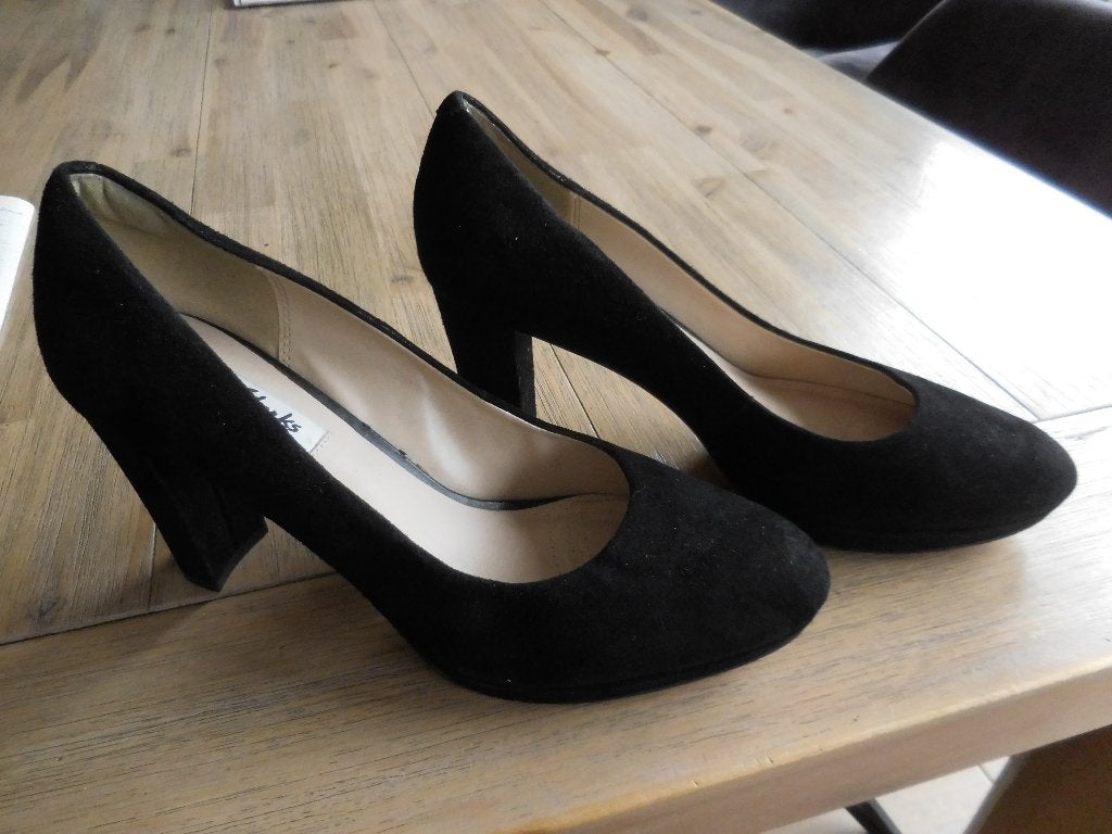 schoenen. Zwart suede/leer. Maat 41. Hak = 9 cm. Clarks., Zwart, Ophalen of Verzenden, Zo goed als nieuw, Schoenen met hoge hakken