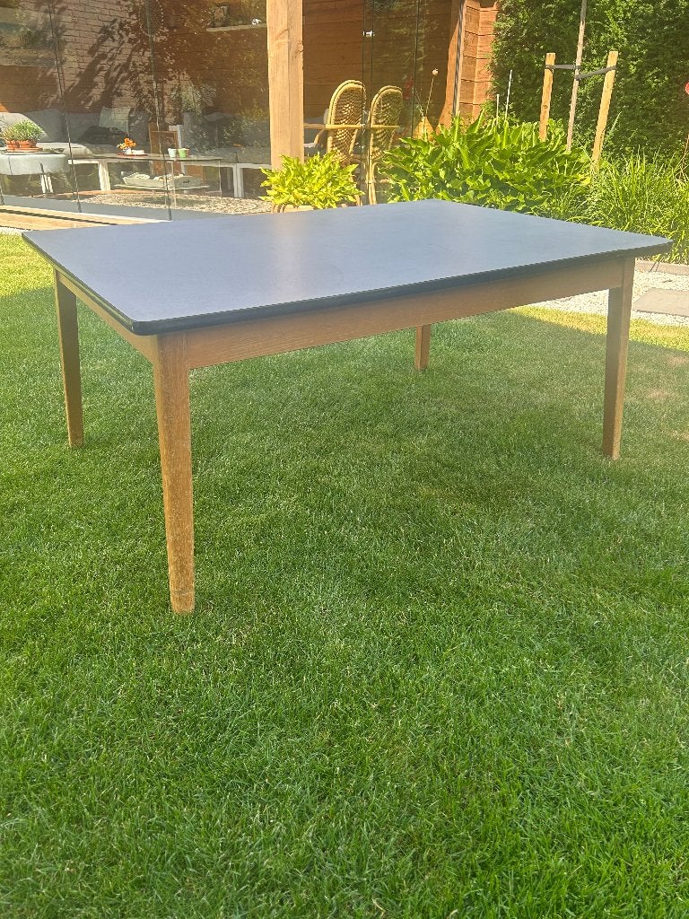 Vintage groepstafel kleutergroep, Ophalen
