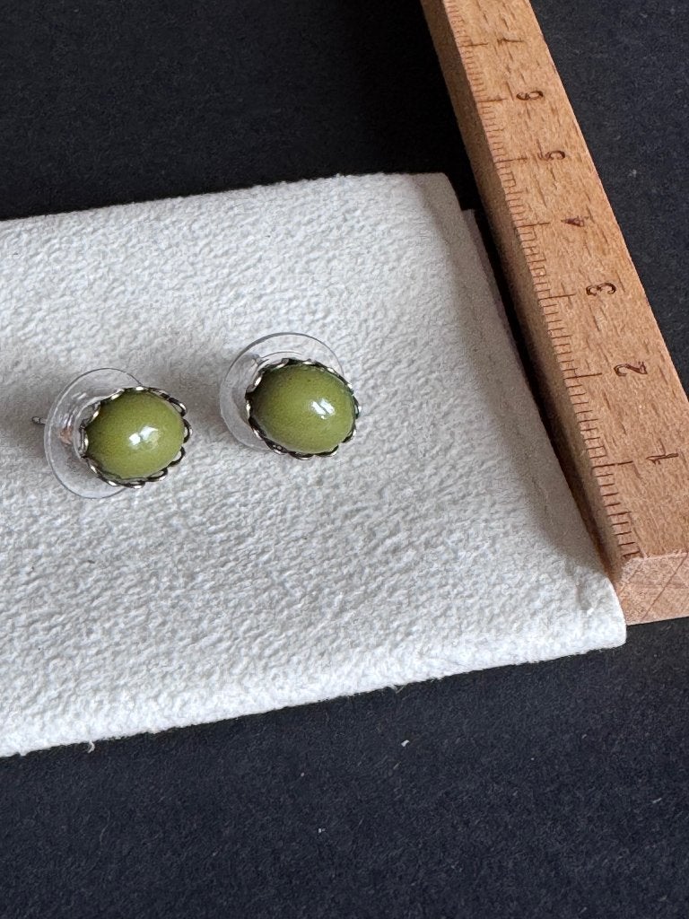 Vintage zilverkleurige oorknoppen met olijfgroene cabochon, Overige materialen, Ophalen of Verzenden, Zo goed als nieuw, Knopjes of Stekers