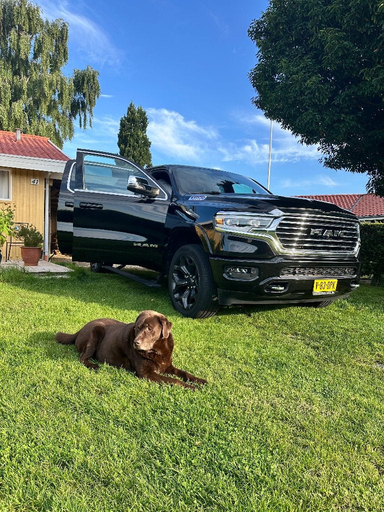 Dodge RAM 1500 LONGHORN 5.7 V8 HEMI | 2024 | BPM VRIJ !, Auto's, 8 cilinders, 5654 cc, Zwart, Origineel Nederlands