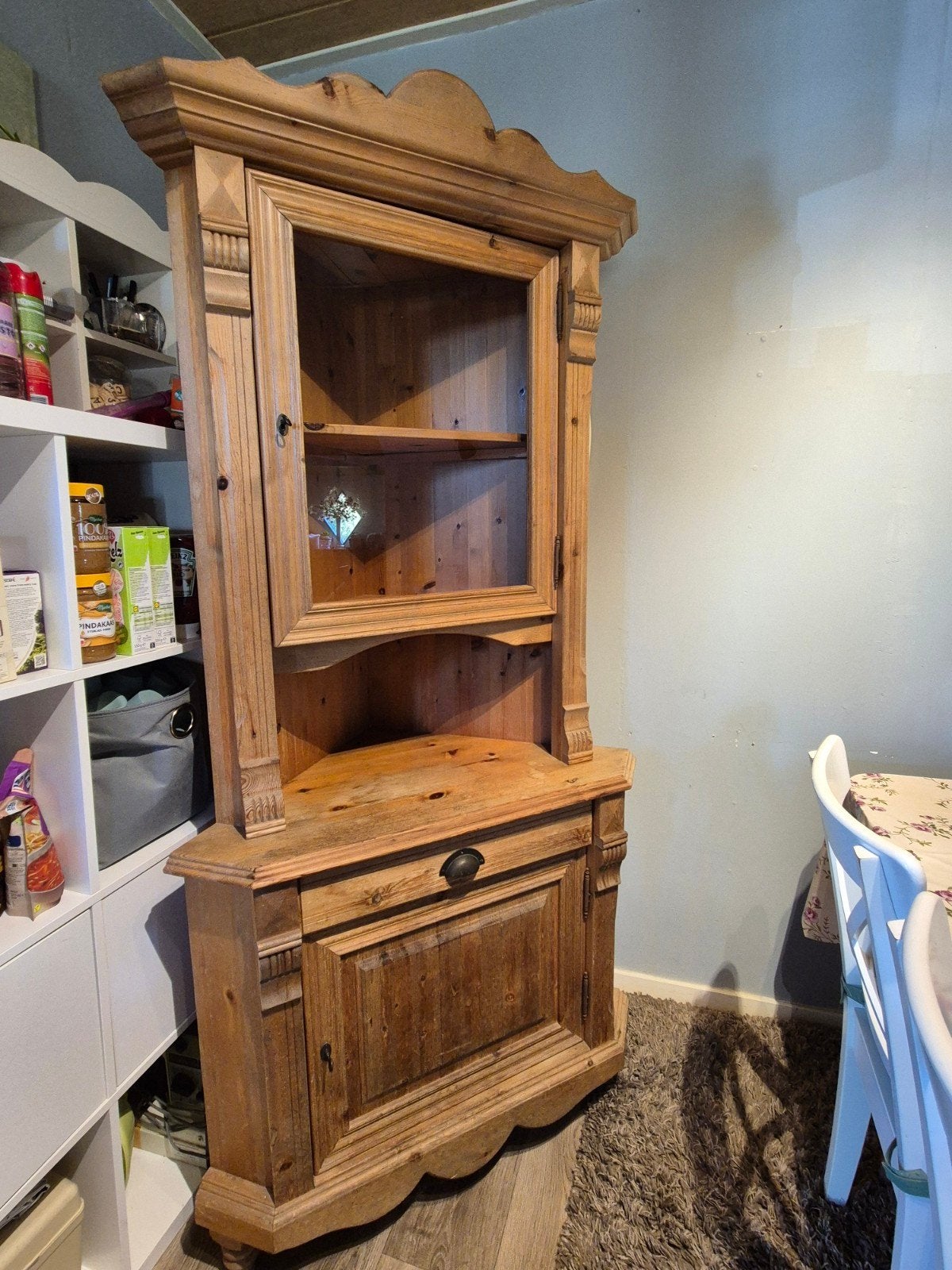 Antieke houten hoekkast met glazen deur, Ophalen