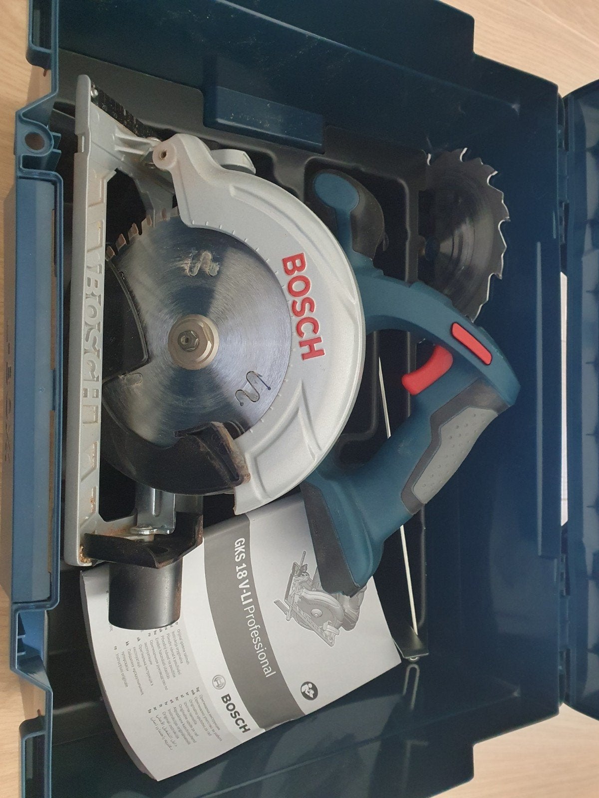 Bosch GKS 18V-LI Cirkelzaag met 2 zaagbladen en geleiderail, Doe-het-zelf en Verbouw, Gereedschap | Zaagmachines, Gebruikt, Cirkelzaag