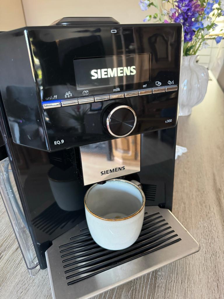 Siemens EQ.9 S300 Volautomatische Koffiemachine, Afneembaar waterreservoir, Gebruikt, 10 kopjes of meer, Koffiemachine