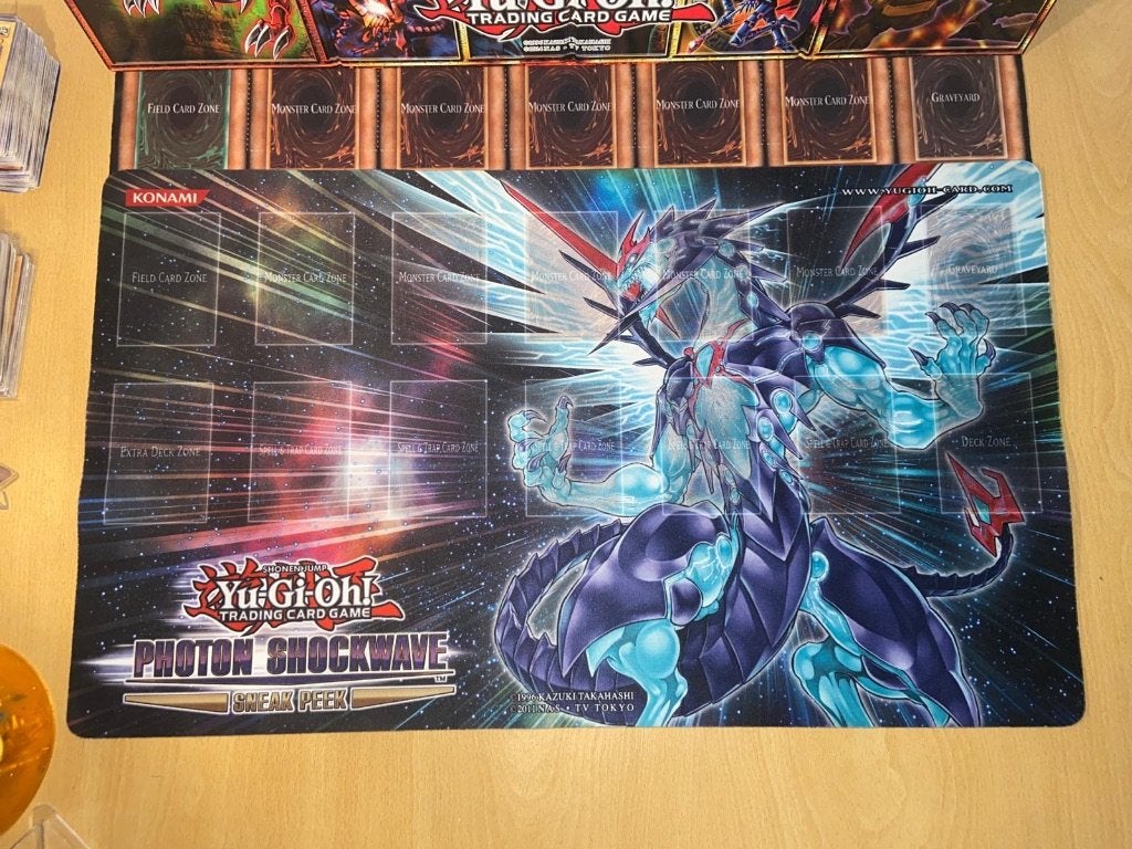 Yu-Gi-Oh! Photon Shockwave Sneak Peek Playmat, Ophalen of Verzenden, Zo goed als nieuw, Overige typen