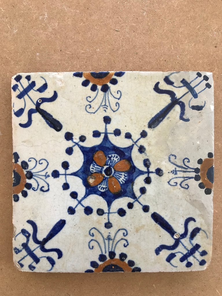 Haarlemmer ornamenttegel bodemvondst ca. 1640, Antiek en Kunst, Antiek | Keramiek en Aardewerk, Verzenden