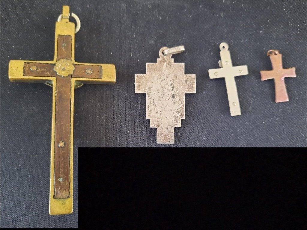 4 kettinghangers kruisjes, Overige materialen, Gebruikt, Overige kleuren, Ophalen of Verzenden