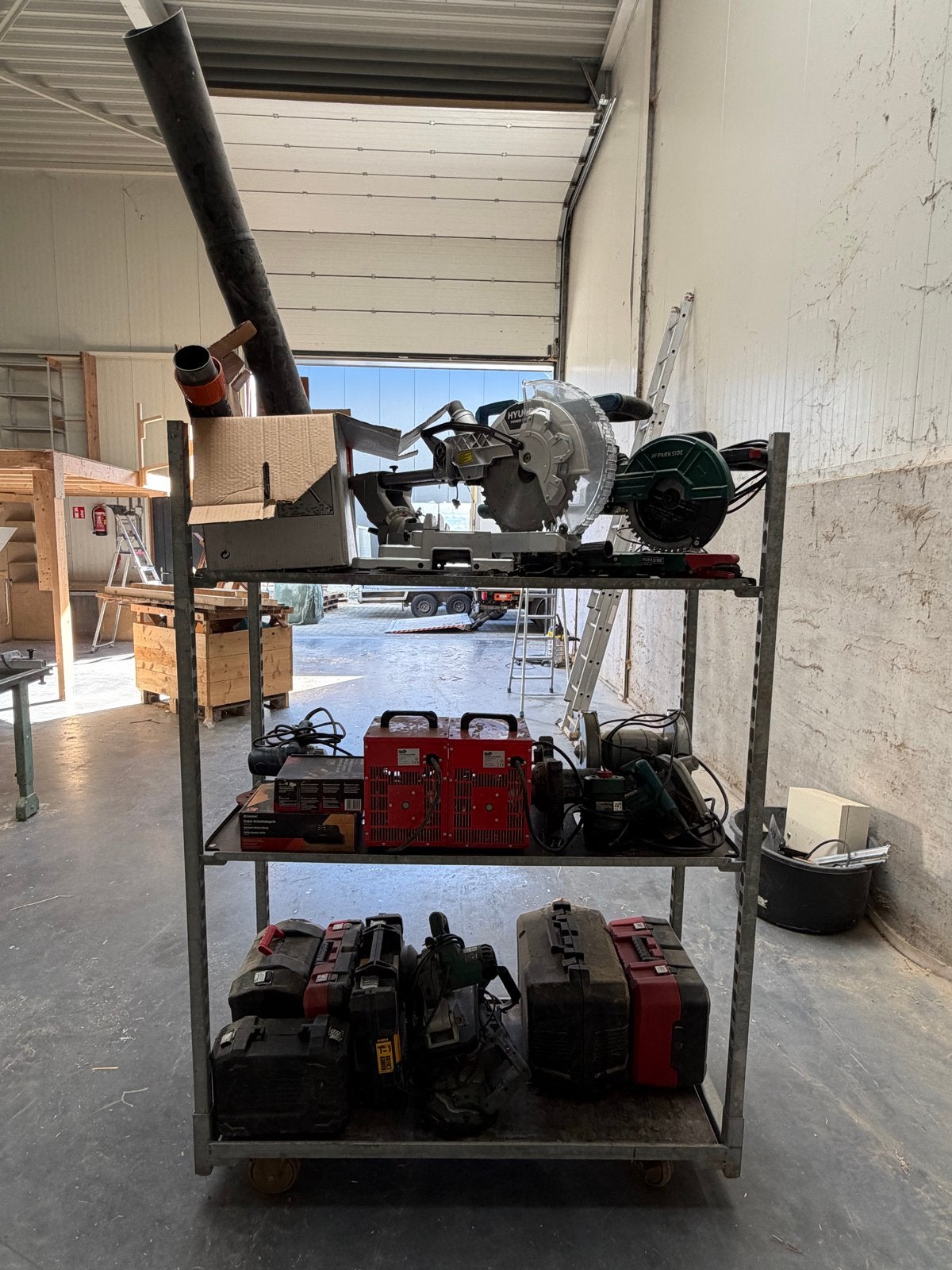 Gereedschapswagen met diverse elektrische gereedschappen