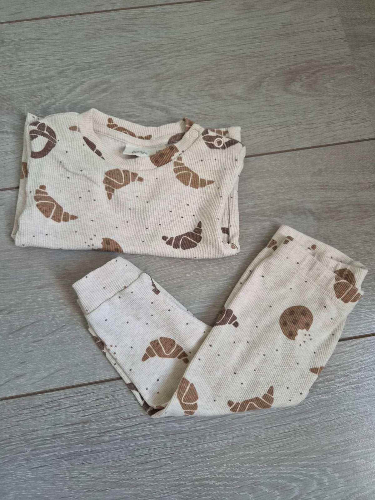 Feetje croissant/cookie pyjama maat 62, Nacht- of Onderkleding, Jongetje of Meisje, Ophalen of Verzenden, Zo goed als nieuw