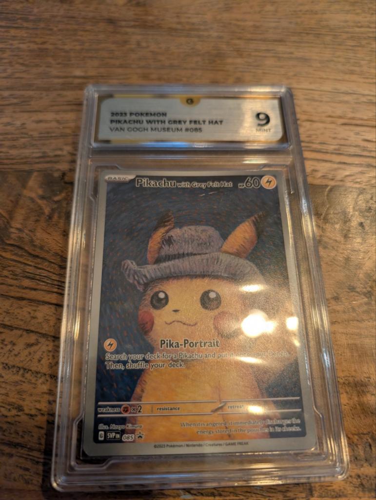 Pikachu met Grijze Vilthoed Pokémon Kaart (PSA 9), Hobby en Vrije tijd, Verzamelkaartspellen | Pokémon, Ophalen of Verzenden, Zo goed als nieuw