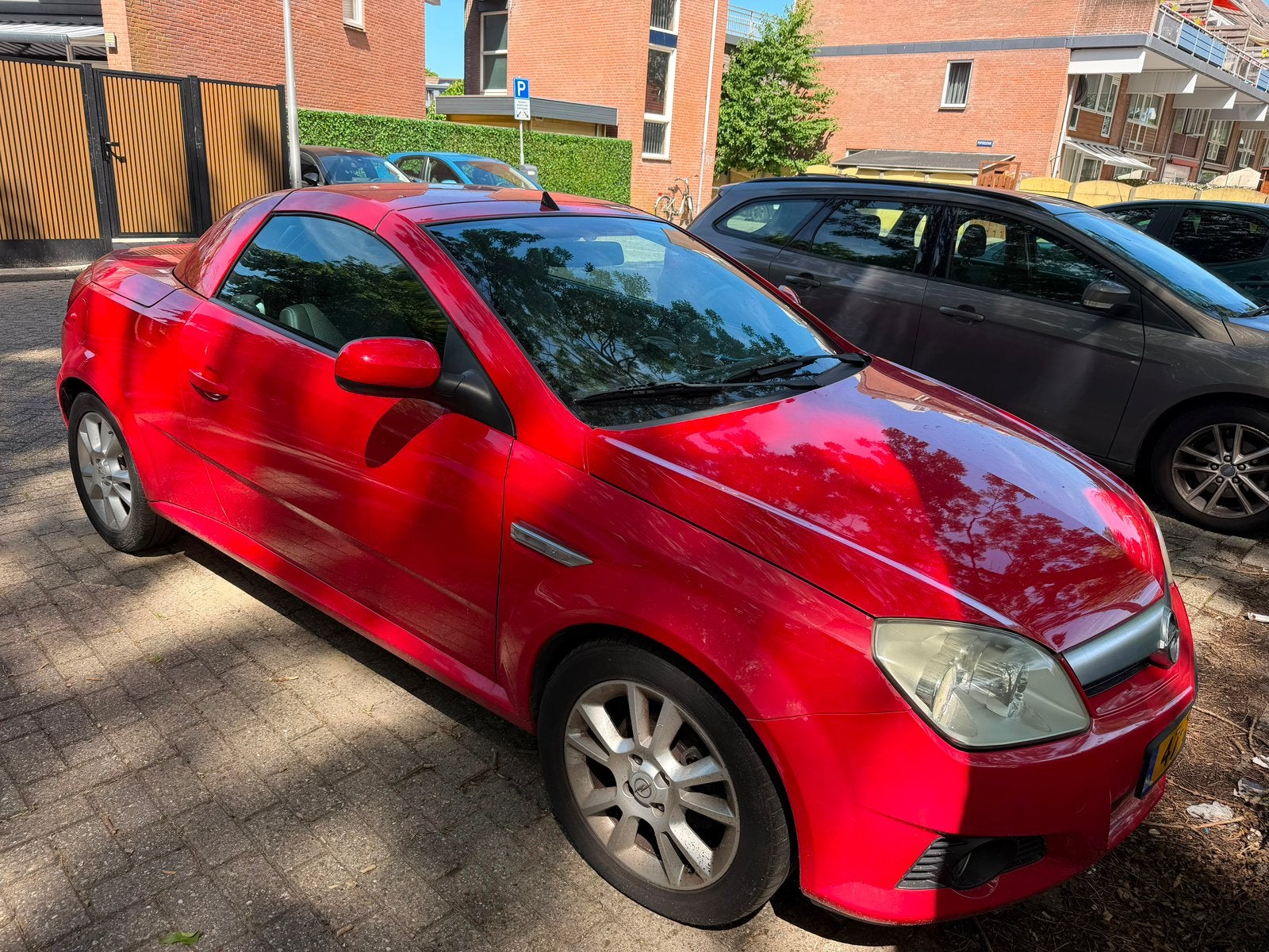 Opel Tigra 1.4 16V Twintop AUT 2006 Rood, Auto's, Opel, 4 cilinders, Cabriolet, 49 €/maand, Origineel Nederlands
