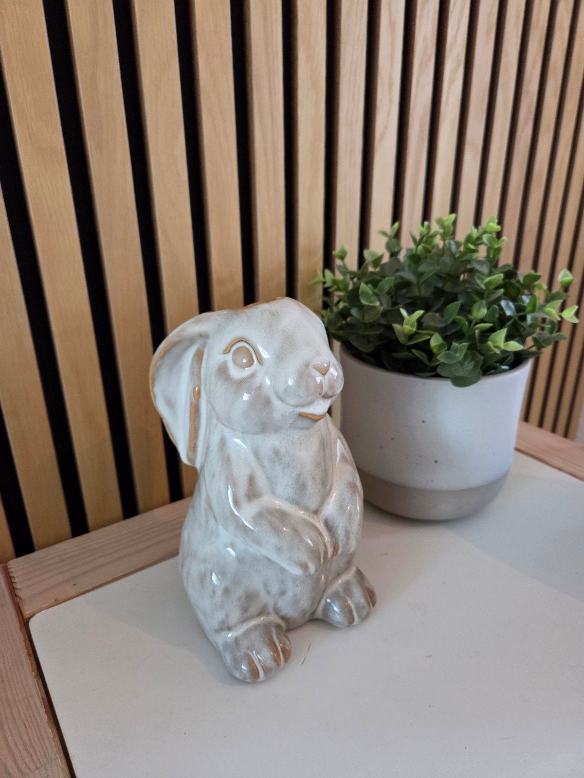 DK vaas / beeldje konijn (Nieuw), Tuin en Terras, Tuinbeelden, Ophalen of Verzenden, Nieuw, Dierenbeeld