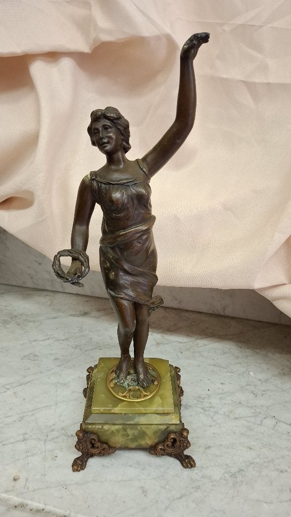 Vrouw met lauwerkrans, Antiek en Kunst, Ophalen
