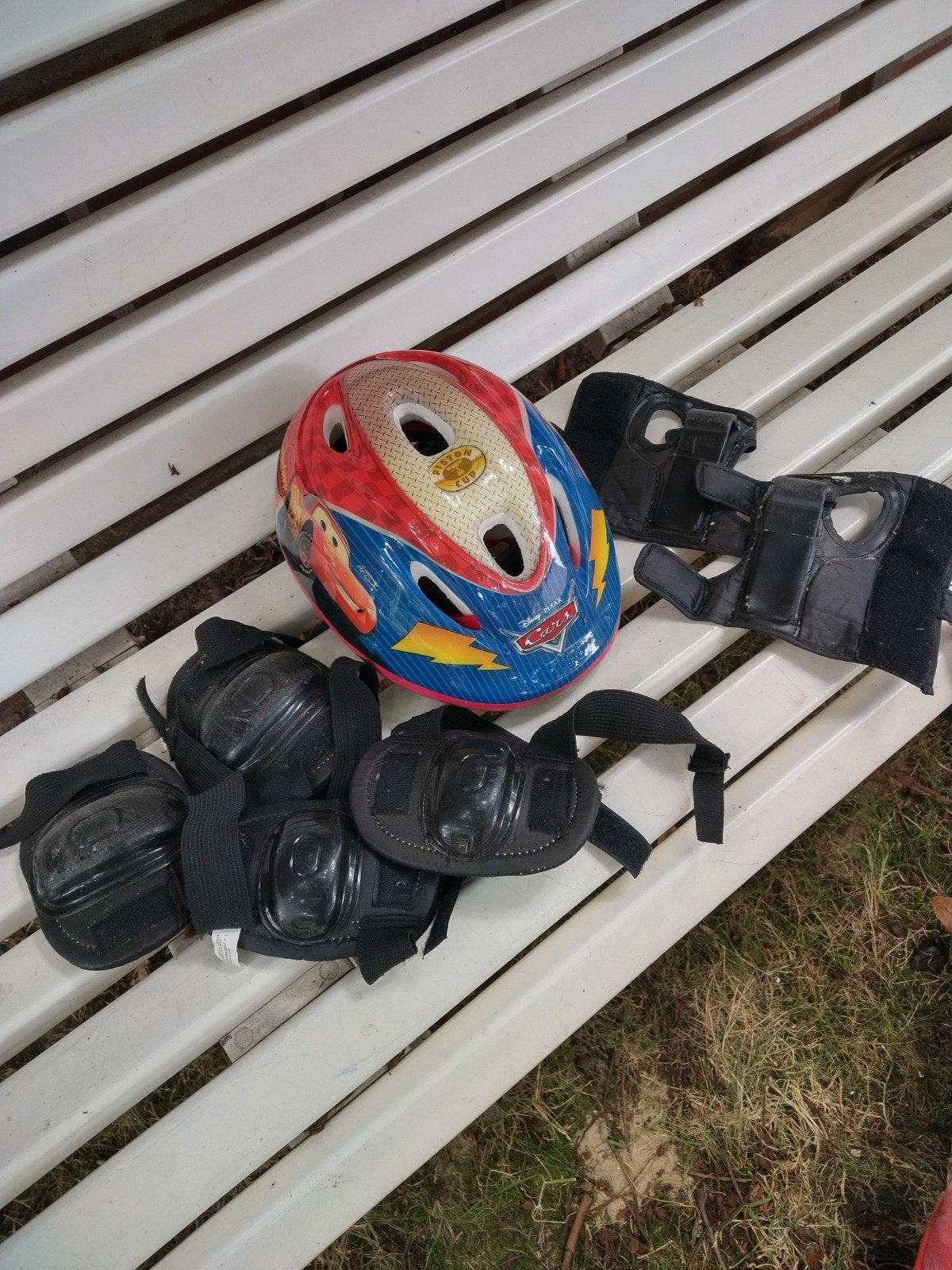 Cars kinderhelm met knie/pols/elleboog beschermset maat S, Gebruikt, Cars, Jongen, Ophalen