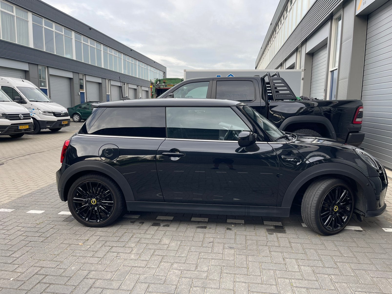 MINI Cooper SE Camden | Panoramadak | 19.312 km | 184 pk, Auto's, 0 cilinders, 50 €/maand, 4 stoelen, Elektrisch