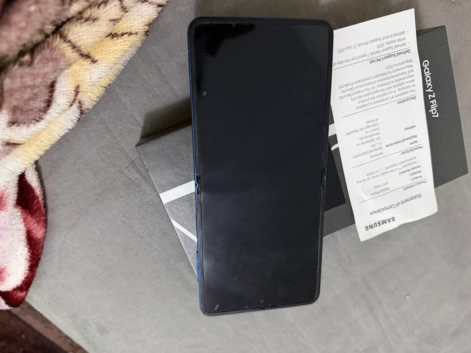 Foto 4 van Samsung Galaxy Z Flip7 256GB - Zo goed als nieuw
