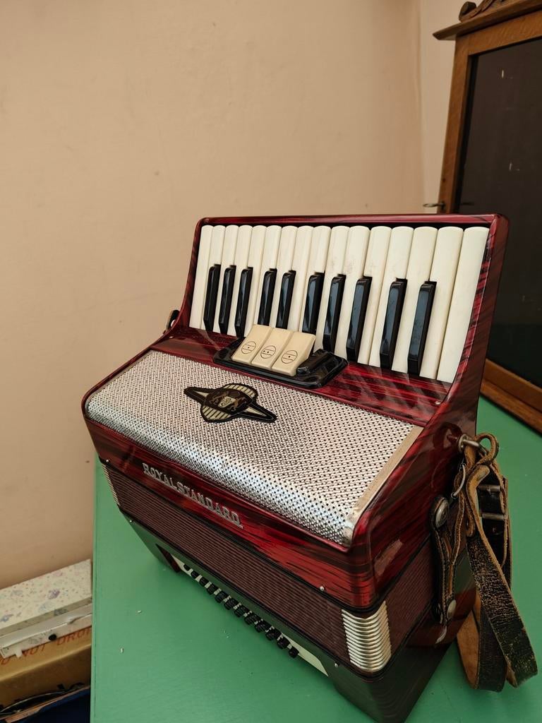 Royal Standard Accordeon ., Gebruikt, Met riemen, Overige formaten, Toetsaccordeon