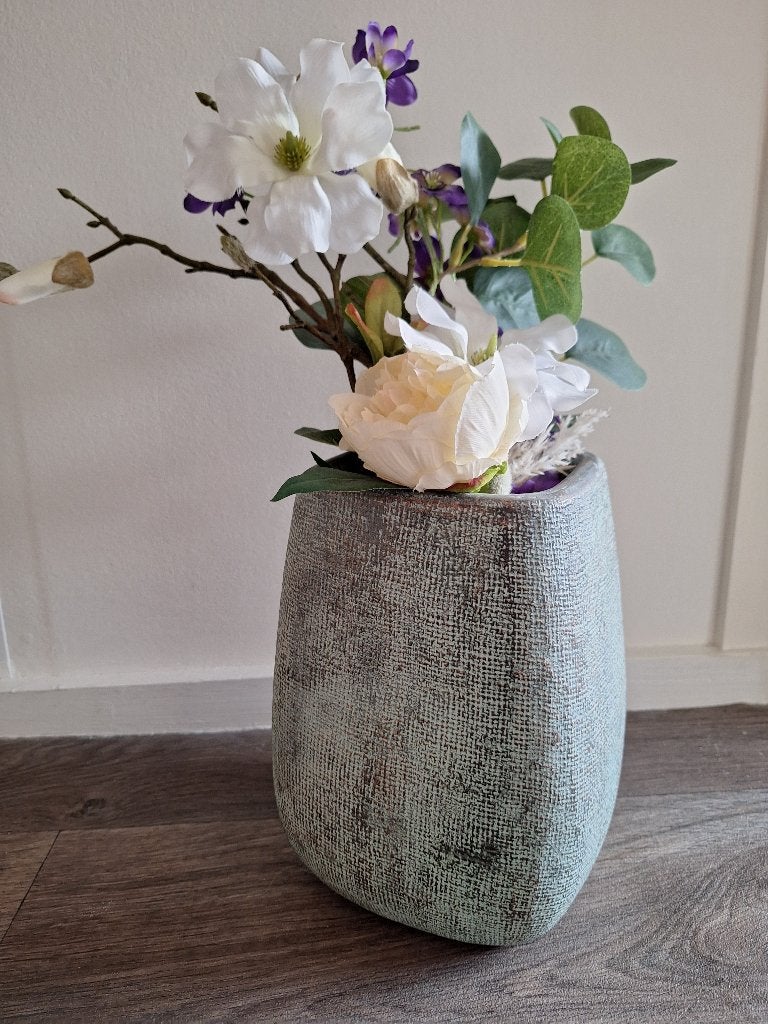 Porseleinen groene vaas hoogte 23 met of zonder bloemen, Ophalen of Verzenden, Zo goed als nieuw, Groen, Overige materialen