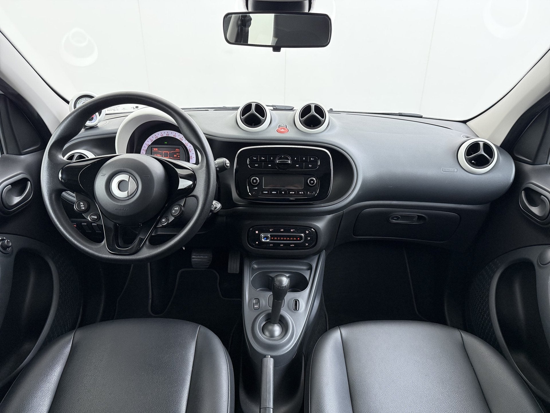 Smart Forfour EQ Electric AUT 2/3 Leer SOH 95% Ecc Bluetooth, Auto's, Smart, Achterwielaandrijving, Gebruikt, 43 €/maand, Wit