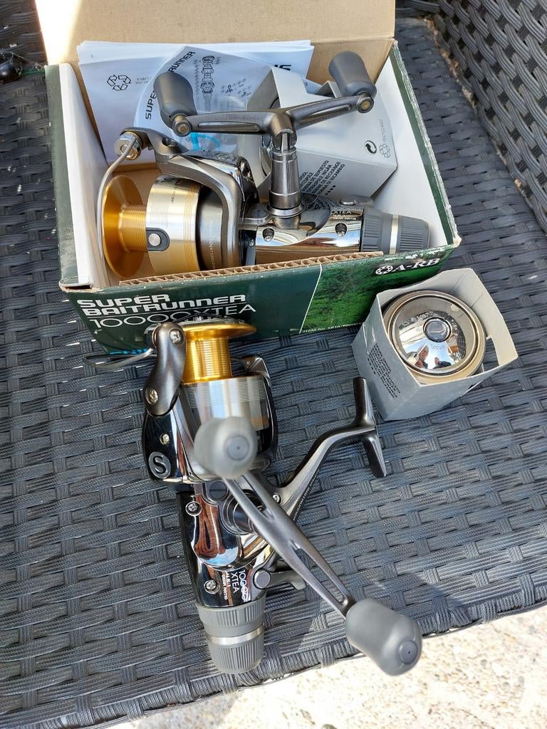 2 Shimano baitrunner molens, Ophalen, Zo goed als nieuw, Molen