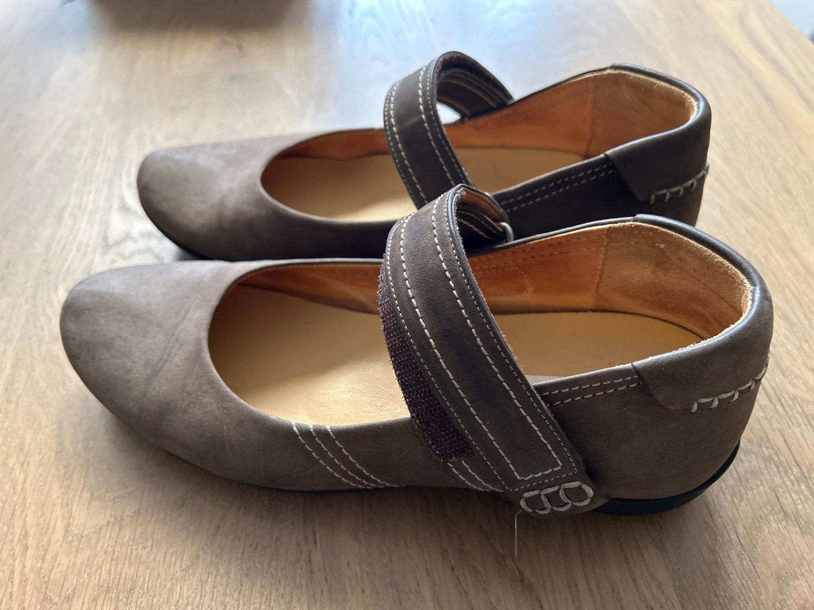 Bruine Footnotes met klittenbandsluiting, z.g.a.n. maat 38, Kleding | Dames, Schoenen, Bruin, Zo goed als nieuw, Ballerina's, Ophalen of Verzenden